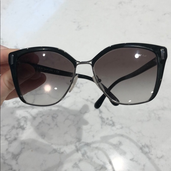 Prada sunglasses - Picture 1 of 8